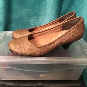 💚3/$25 Aerosoles size 7 medium shiny gold textured 2” dark brown heels